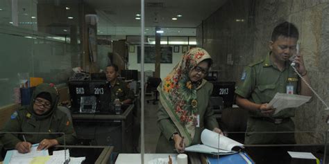 Kami terpaksa harus pinjam uang sama tetangga tiap bulannya. Gaji PNS DKI paling kecil Rp 13 juta/bulan, ini rinciannya ...