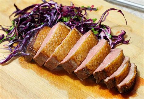 Knusprige Entenbrust in der Pfanne und dem Backofen zubereitet