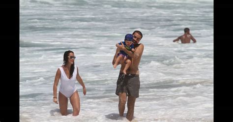 Check spelling or type a new query. Ricardo Pereira se diverte em praia carioca com mulher e ...