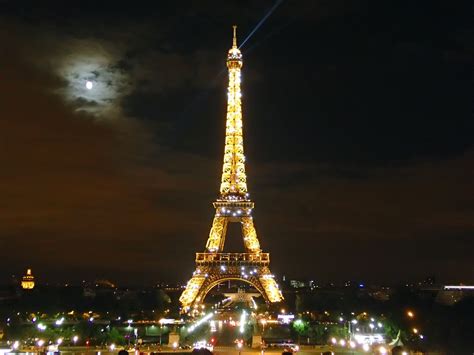 Eiffel Tower Lighting Up The Night Sky In Paris Tour Eiffel Eiffel