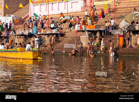 Fieles Hindúes Y Bañarse En El Río Ganges Varanasi Uttar Pradesh India Asia Fotografía De