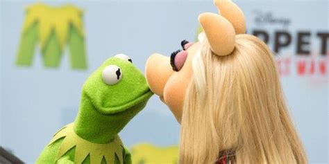 Miss Piggy And Kermit Kissing Stripfiguren De Muppets Een Kus