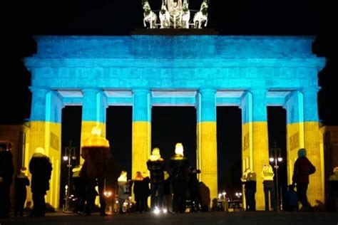 Tarihi Brandenburg Kapısı Ukrayna bayrağı renklerine büründü Dünyadan