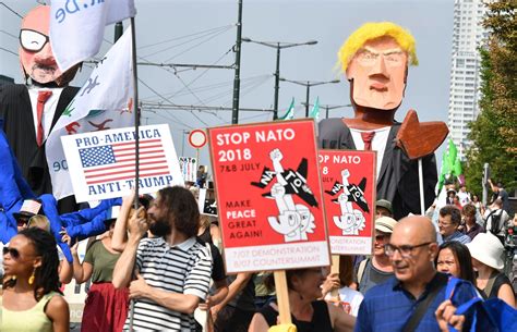 Politikk Forsvar Protestmarsj Mot Trump Før Nato Toppmøtet