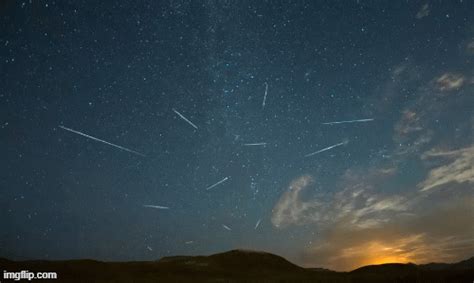Tại việt nam, người yêu thiên văn có thể quan sát mưa sao băng perseid vào rạng sáng các ngày 12, 13 và 14/8. Hình ảnh Mưa sao băng Perseid 2020 đêm qua đẹp nhất