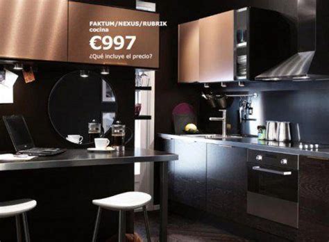 Una cocina con península es una solución habitual en apartamentos y pisos pequeños en los que la cocina va integrada con el comedor o zonas de paso. Muebles de cocina baratos - EspacioHogar.com