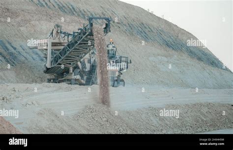 Earth Mover Cleans Up Soil For Road Renewal Heavy Duty Mining Machine