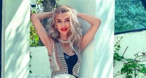 Andreea Bălan a purtat propria rochie de mireasă în noul videoclip