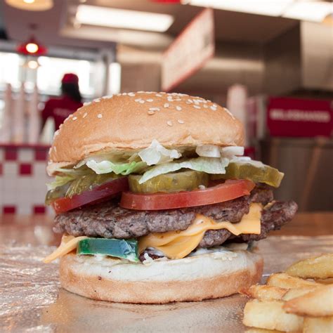 Die burgerkette five guys plant, im sommer eine filiale in der bayerischen landeshauptstadt zu erst frankfurt, dann münchen. Burger-Fans aufgepasst: Five Guys kommt nach Berlin | Mit ...