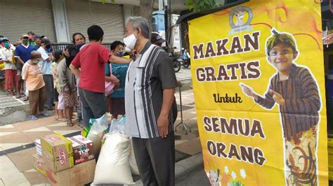 7 Potret Warga Surabaya Beri Makan Siang Gratis Di Tengah Pandemi Covid