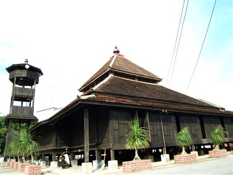 It dates to around the early 18th century, however there is reference to it being originally built in the 1400s. Masjid Kampung Laut (2) | Front facade including the ...