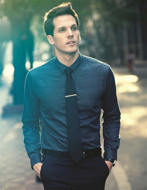 Classe ou décontractée, la chemise pour homme reflète la personnalité de celui qui la porte. Conseils : le guide des 8 basiques homme vraiment ...