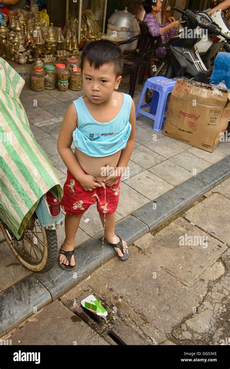 Boy Peeing In Pubblico Ad Hanoi Vietnam Foto Stock Alamy