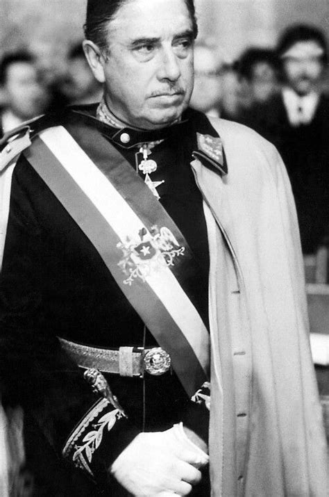 A partir del golpe de estado y teniendo como base ideológica la doctrina de seguridad nacional, se puso en práctica en chile una política de estado represiva que tuvo como objetivo sofocar toda amenaza al nuevo orden establecido, recurriendo para ello a la detención, la tortura, el asesinato y el exilio. El General Pinochet Ugarte con la banda Presidencial en ...