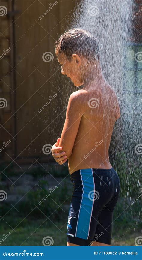 Junge unter einer Dusche stockfoto Bild von rückseite 71189052