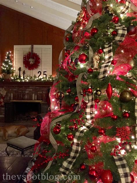 Unsplash has images of it all, and they're totally free to use. Christmas Home Tour: Red and Black holiday decor. | The V Spot