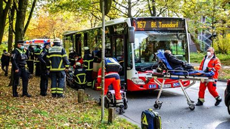 Unfall In Hamburg Bus St T Mit Auto Zusammen Elf Verletzte Shz