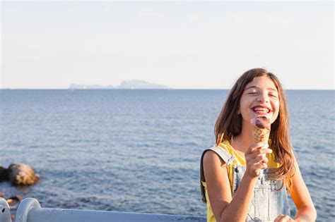 Gadis Remaja Menikmati Es Krim Di Tepi Laut Foto Stok Unduh Gambar Sekarang Gadis Remaja