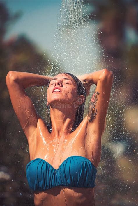 Mulher Que Tem O Chuveiro Sob A Cachoeira Tropical Bali Imagem De Stock Imagem De Esquadra
