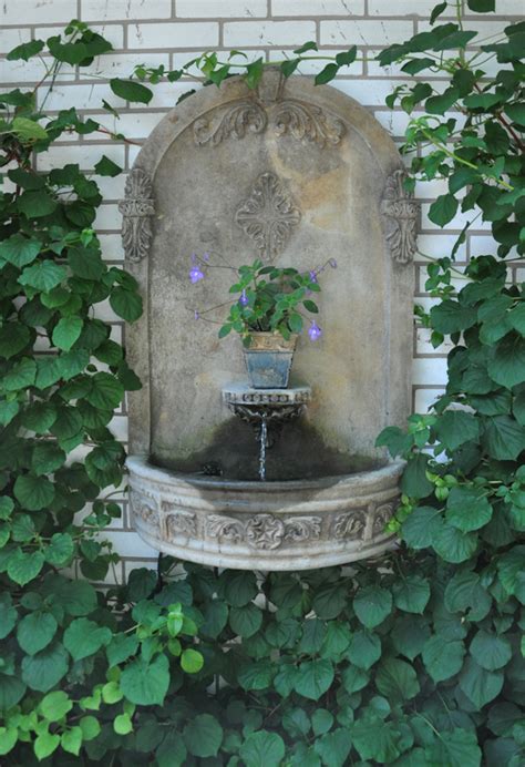 If you think gardens are just for greens, then you may not be totally right! Three Dogs in a Garden: Pin Ideas: Small Water Features & Garden Ponds