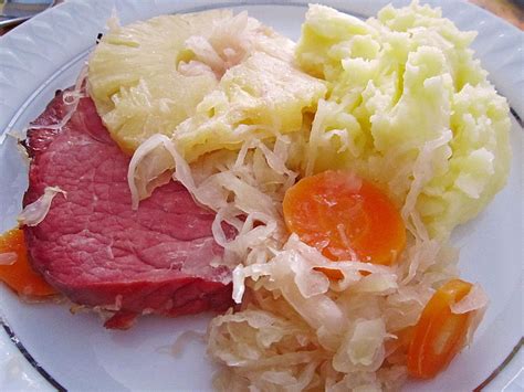 Kasseler mit sauerkraut und kartoffelpüree, das ist beste hausmannskost und schmeckt wunderbar. Kasseler mit Sauerkraut aus dem Römertopf | Rezept ...