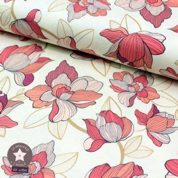 Tissu avec imprimé de belles fleurs rose sur fond écru, légèrement