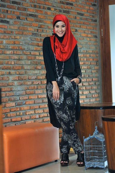 Dalam gambar di atas, anda bisa melihat karakter zaskia adya mecca adalah modis stylish. Koleksi Contoh Model Baju Muslim Ala Zaskia Adya Mecca