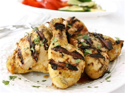 Salah satu cara mendapatkan berat badan ideal adalah pola makan yang sehat. Intip Berbagai Menu Olahan Ayam yang Rendah Kalori Ini Yuk!