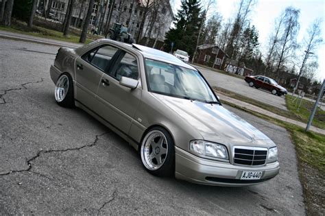 Auto z takim napędem przyspiesza od 0 do 100 km/h w 6,9 s. Mercedes-Benz W202 C220D Stance Style | BENZTUNING