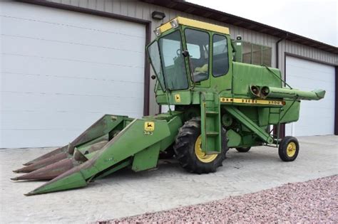 John Deere 3300 2wd Combine Farm Equipment And Machinery Harvest