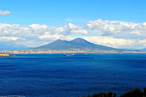 Cosa Si Nasconde Nel Mare Del Golfo Di Napoli