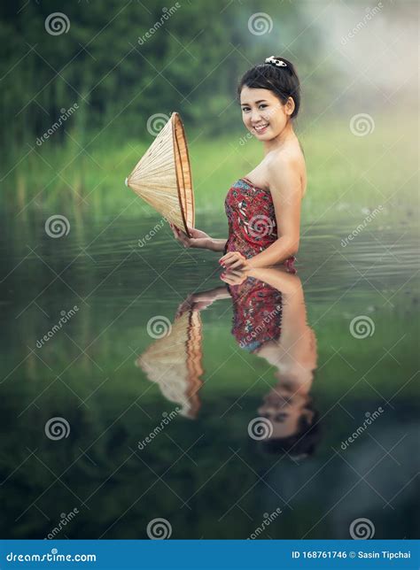 Mujeres Sexys Asiáticas Bañándose En El Río Foto De Archivo Imagen De