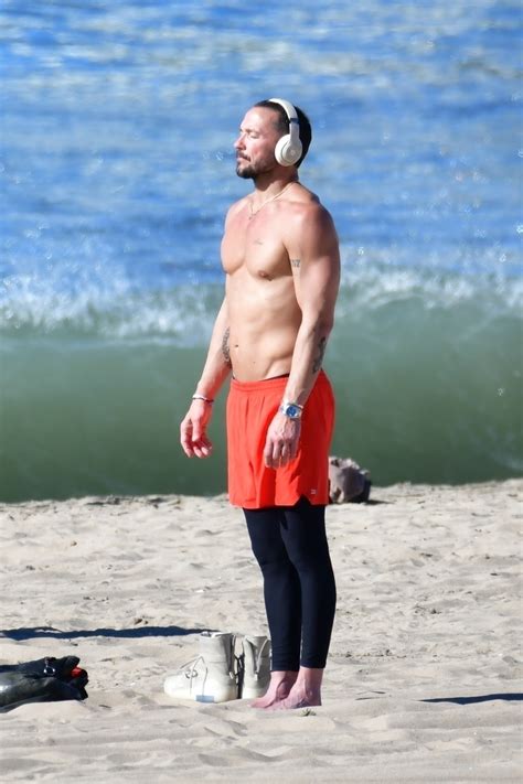 justin bieber s pastor carl lentz goes shirtless on beach run as he ‘pitches reality show in la