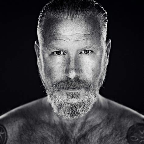 Gerard ekdom, coen swijnenberg en domien verschuuren laten zich een week lang opsluiten in het glazen huis in haarlem. Eric Corton | Portret heren, Fotografie portret, The face