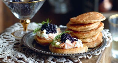 Blinis à la crème de saumon et caviar Croquettes Caviar Fine Dining