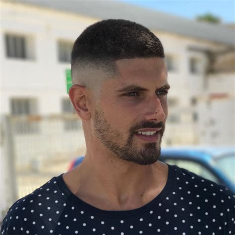 No need to color the hair with any added shade as this style still looks great on a. javi_thebarber_-Cool-Short-Haircuts-For-Men - MODA SEM ...