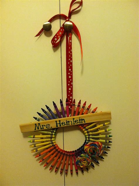 Nicole's Crafting Adventure: Pinterest Craft - Crayon Wreath