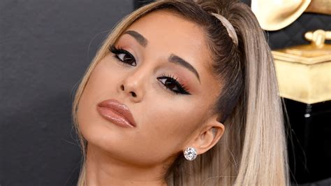 Cartuş Cilindru Oricum Ariana Grande Face Close Up Și Orfan Fundal