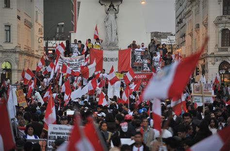 Te cargué al nacer mi niño . y hoy me tocó cargar tu ataúd. Keiko Fujimori: marcha en Lima y Europa contra la ...