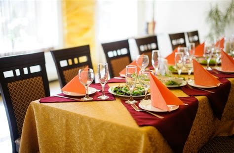 Create the perfect eating space for you and your family and friends by accessorising your dining room table with beautiful placemats, napkins, tablecloths and table runners. Table Linens