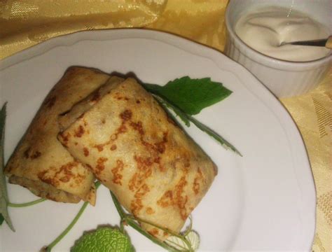 Russische Blini dünne Pfannkuchen mit Hackfleischfüllung