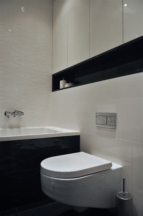Biało czarna łazienka | Bathroom design, Bathroom, Corner bathtub