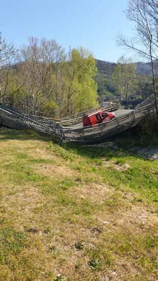 Stamani durante una manovra di chiusura del ponte, la struttura è crollata per cause in corso di accertamento. Crolla ponte tra Liguria e Toscana. Foto choc | Oggi