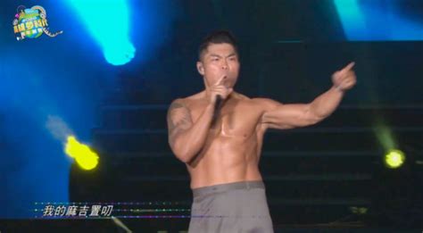 歌手李玖哲《secrets》：「cause we've been keeping secrets，讓愛到愛為止，我們就能不分開不分開oh。」 歌手李玖哲：「我最近一個人在台灣，我還是會有一點點孤單，我一個人在家裡，晚上很冷的時候. 李玖哲跨年脫了!衣服往臺下拋秀超壯胸肌__新浪網-北美