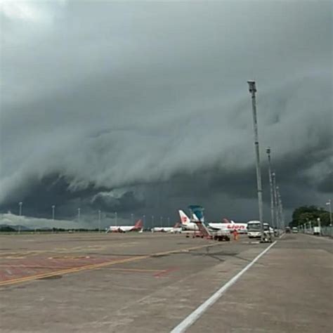 Awan menjadi salah satu unsur yang penting dari cuaca dan iklim di bumi. Mewarnai Gambar Awan Mendung