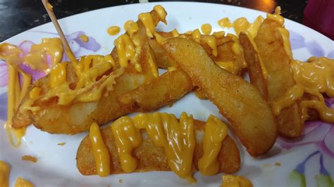 Bukan pakai patty daging, burger yang satu ini menggunakan campuran ayam goreng crispy, indomie goreng dan telur. It's About Food!!: Burger Ayam Goreng NJoy @ Batu Maung