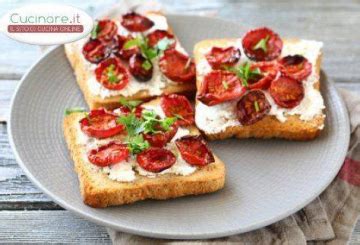 Oggi, però, questa famosa specialità ligure, che è possibile mangiare a recco e nei comuni limitrofi, è sottoposta a continue variazioni e interpretazioni. Ricetta Pasta con Pomodorini e Formaggio Fresco (Robiola ...