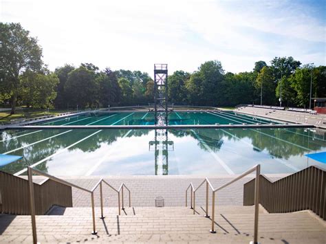 Sie tritt bei taubach im südosten ins stadtgebiet ein, fließt weiter durch oberweimar und die altstadt, bevor sie unterhalb tiefurts das stadtgebiet in nordöstlicher richtung verlässt. Schwanseebad Freibad - SW Weimar