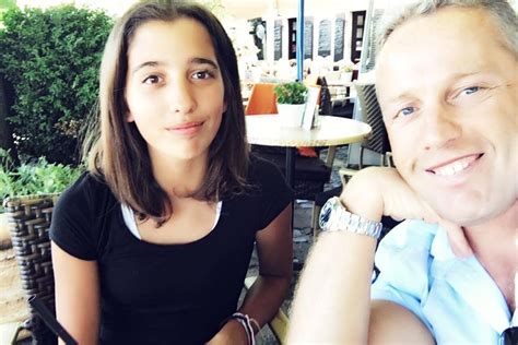 Schobert norbi próbálta bewhiskyzve megmagyarázni miért is gondolkodik így a nőkről. Schobert Lara nem szeretne sztár lenni