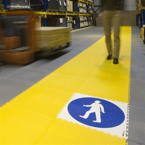 Denn in feuchträumen können glatte fliesen schnell zur gefahr werden. PVC-Bodenbelag - TRAFICLINE® INDUSTRY - TLM SYSTEMS ...